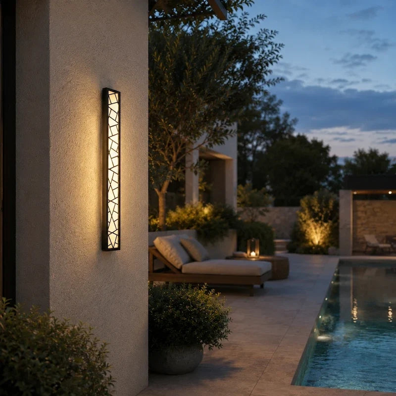 Linear Luxe™ Outdoor Sconce